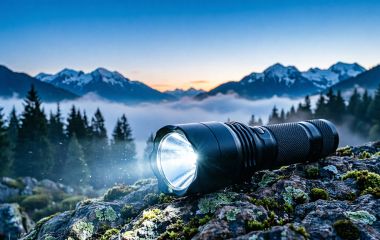Тактичний ліхтар для туризму: які характеристики важливі в поході
